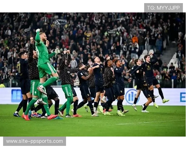 尤文更衣室赛后狂欢，戴维举球衣合影纪念里程碑